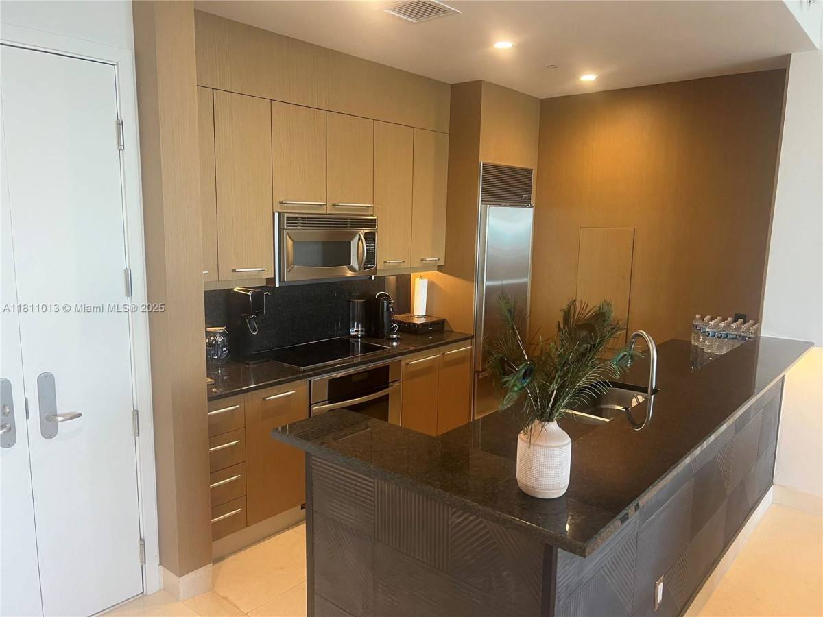 Apartment for rent at 901 Brickell Key Blvd, Miami, FL 33131