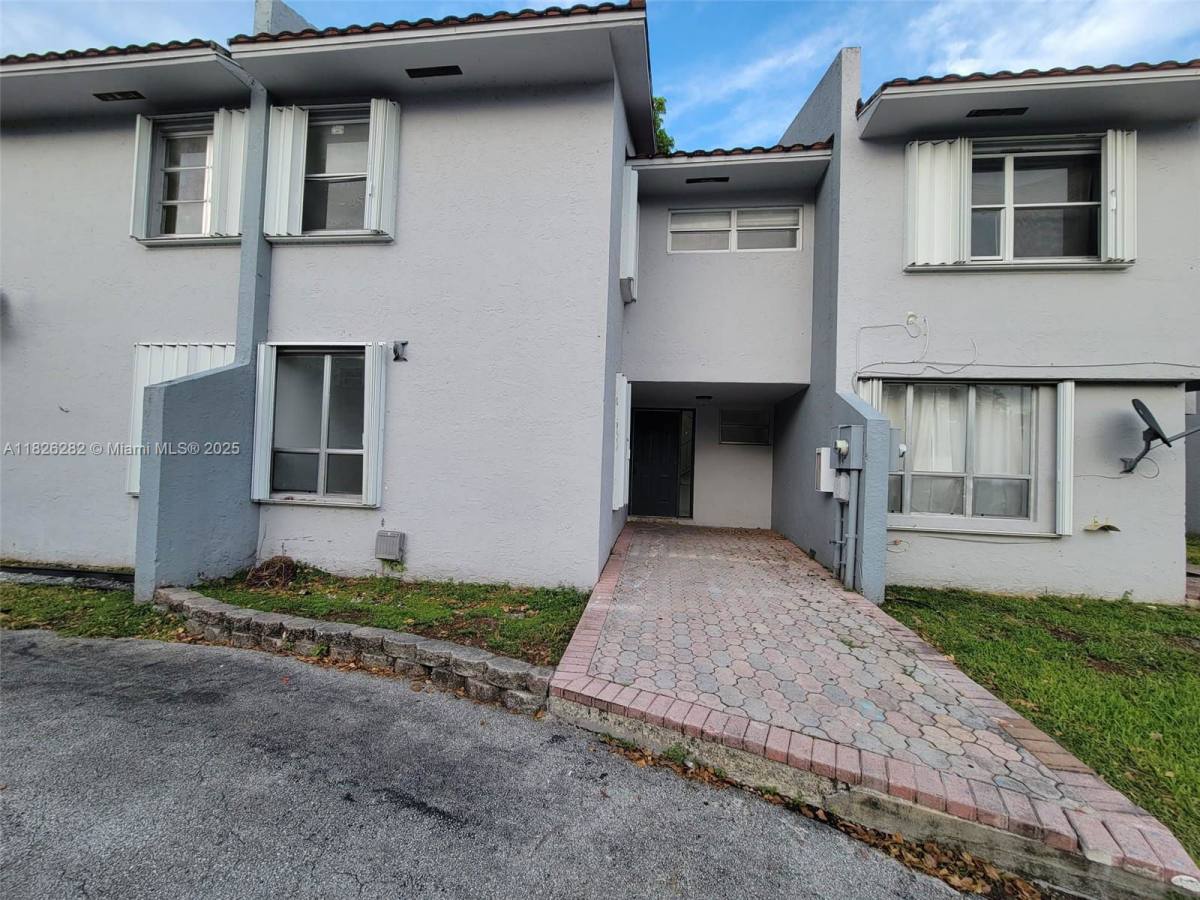 Townhouse for rent at 3913 NW 76th Terrace, Hollywood, FL 33024