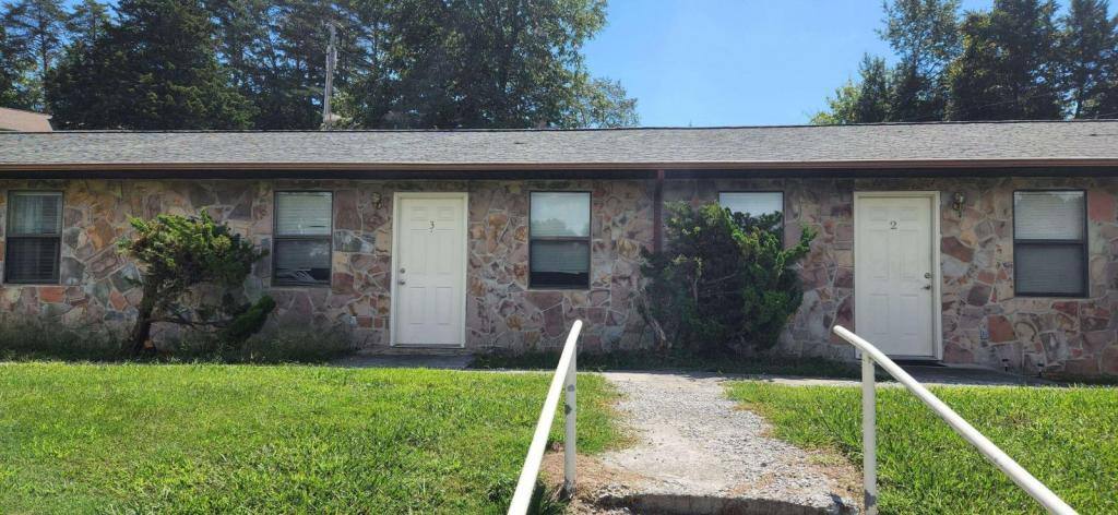 Apartment for rent at 3315 Blythes Ferry Rd, Dayton, TN 37321