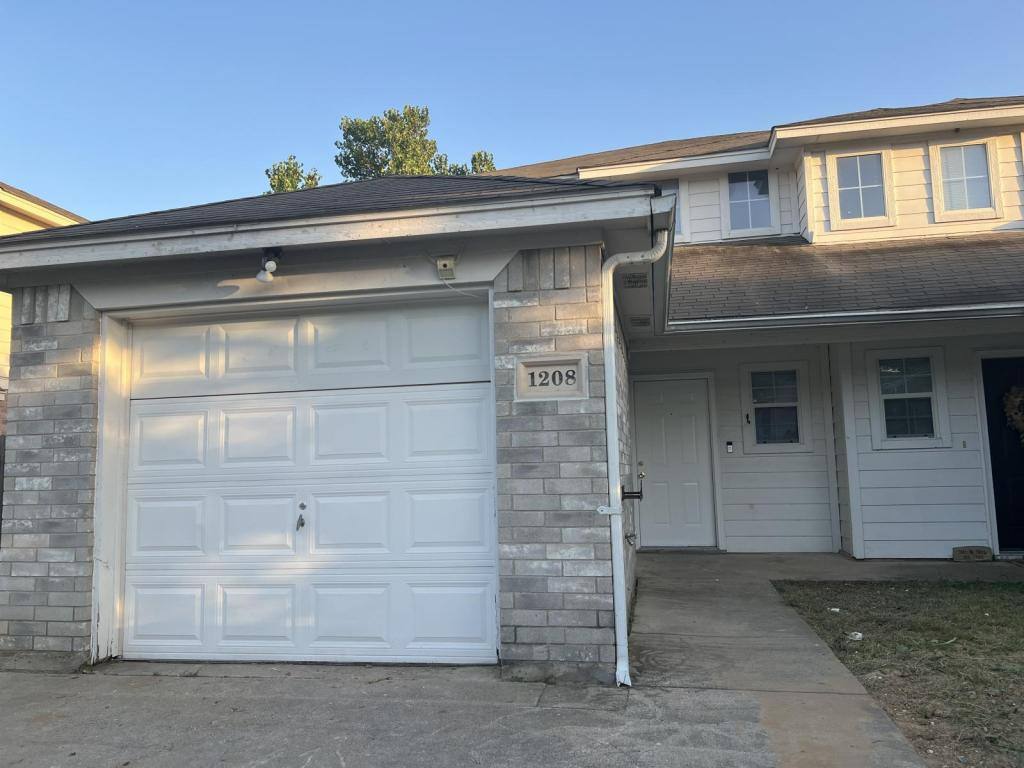 Townhouse for rent at 1208 Village Garden Dr, Azle, TX 76020
