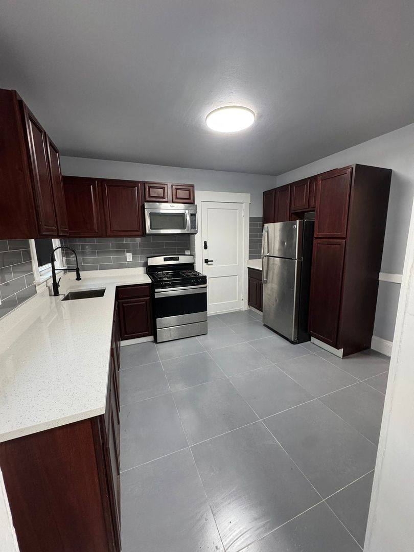 8 Harding, New Haven, CT 06511