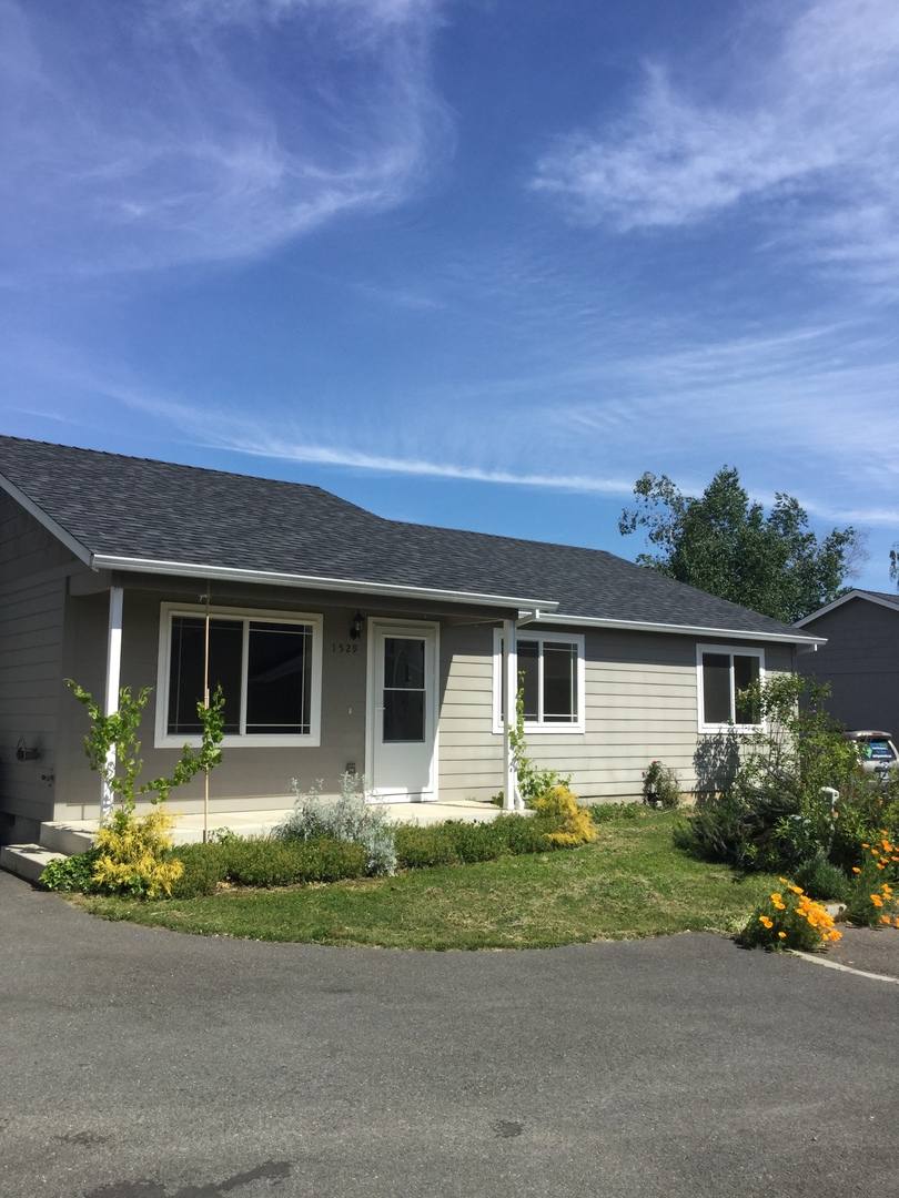 House for rent at 1529 Thomas Rd, Medford, OR 97501