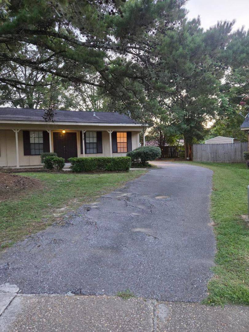 House for rent at 1712 Longmeadow Rd, Mobile, AL 36609