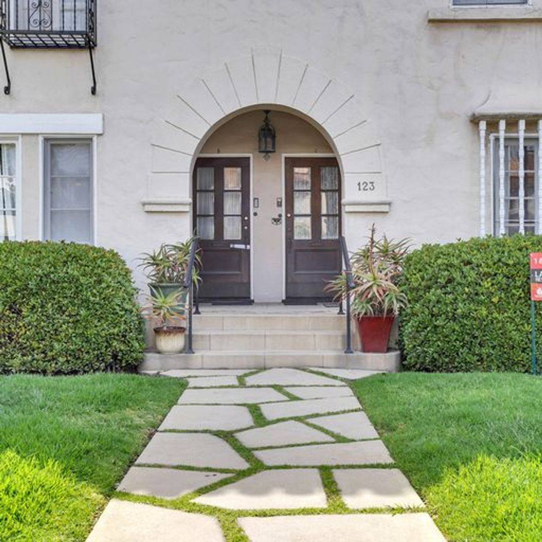 Apartment for rent at 123 N Hamilton Dr, Beverly Hills, CA 90211