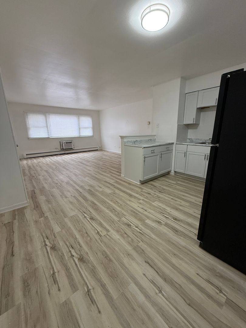 Apartment for rent at 4328 Lindenwood Dr, Matteson, IL 60443