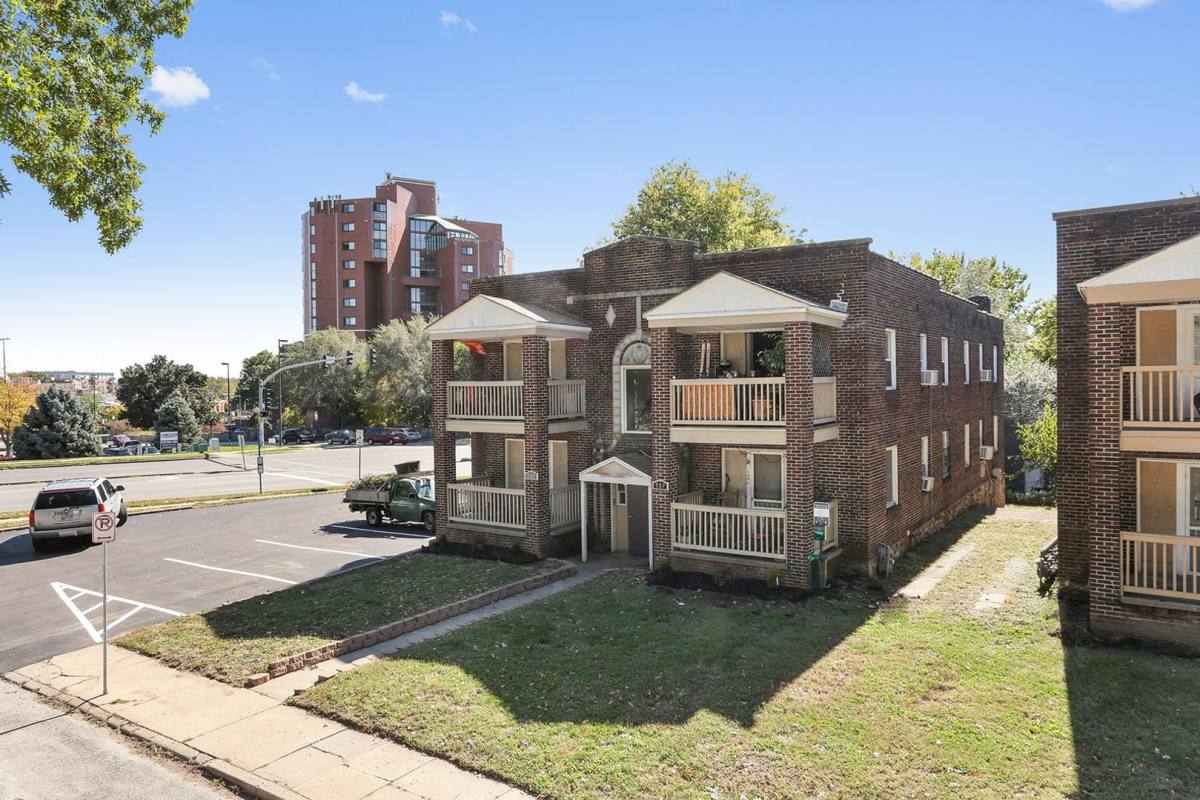 Apartment for rent at 905-911 W 40th Terrace, Kansas City, MO 64111