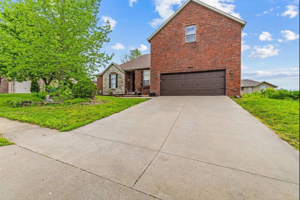 House for rent at 854 S Cobble Creek Blvd, Nixa, MO 65714