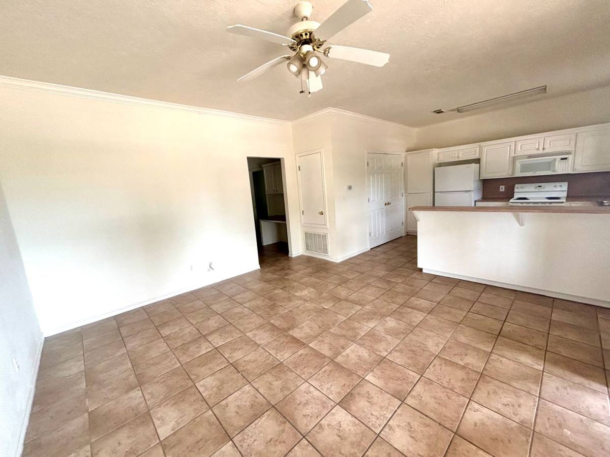2455 Montgomery Rd, Huntsville, TX 77340