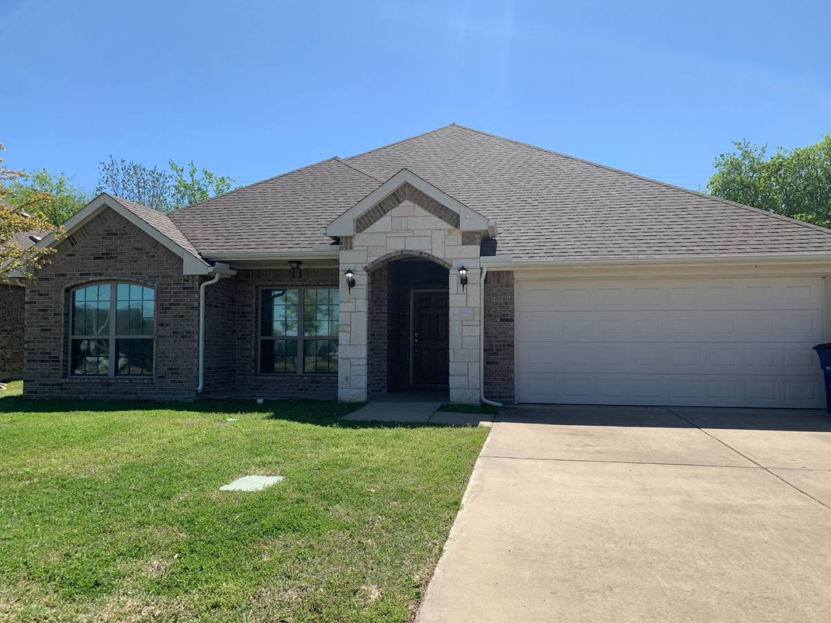 House for rent at 805 Oakmont Dr, Ennis, TX 75119