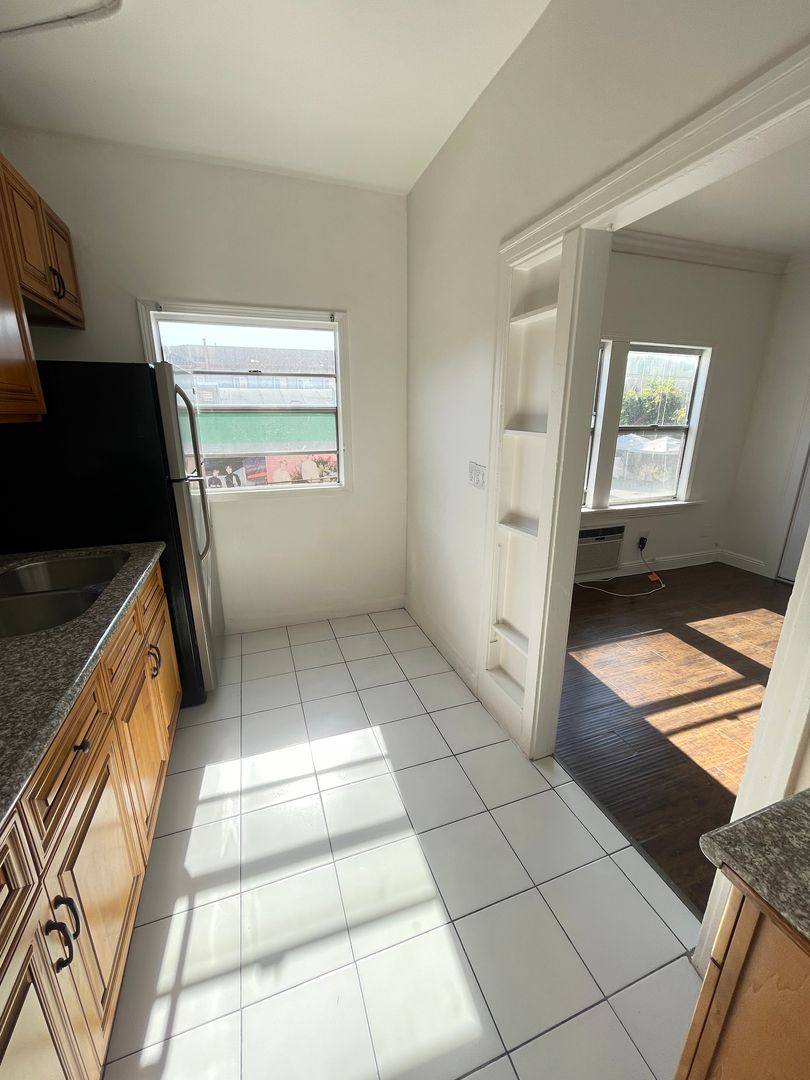 2820 W 8th St, Los Angeles, CA 90005 - Apartment For Rent - Image 5