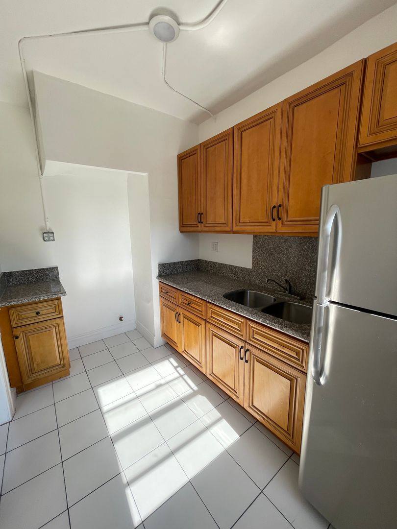 2820 W 8th St, Los Angeles, CA 90005 - Apartment For Rent - Image 2