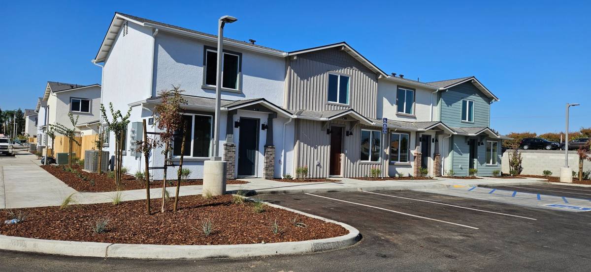 Townhouse for rent at 414 S Summit St, Visalia, CA 93292
