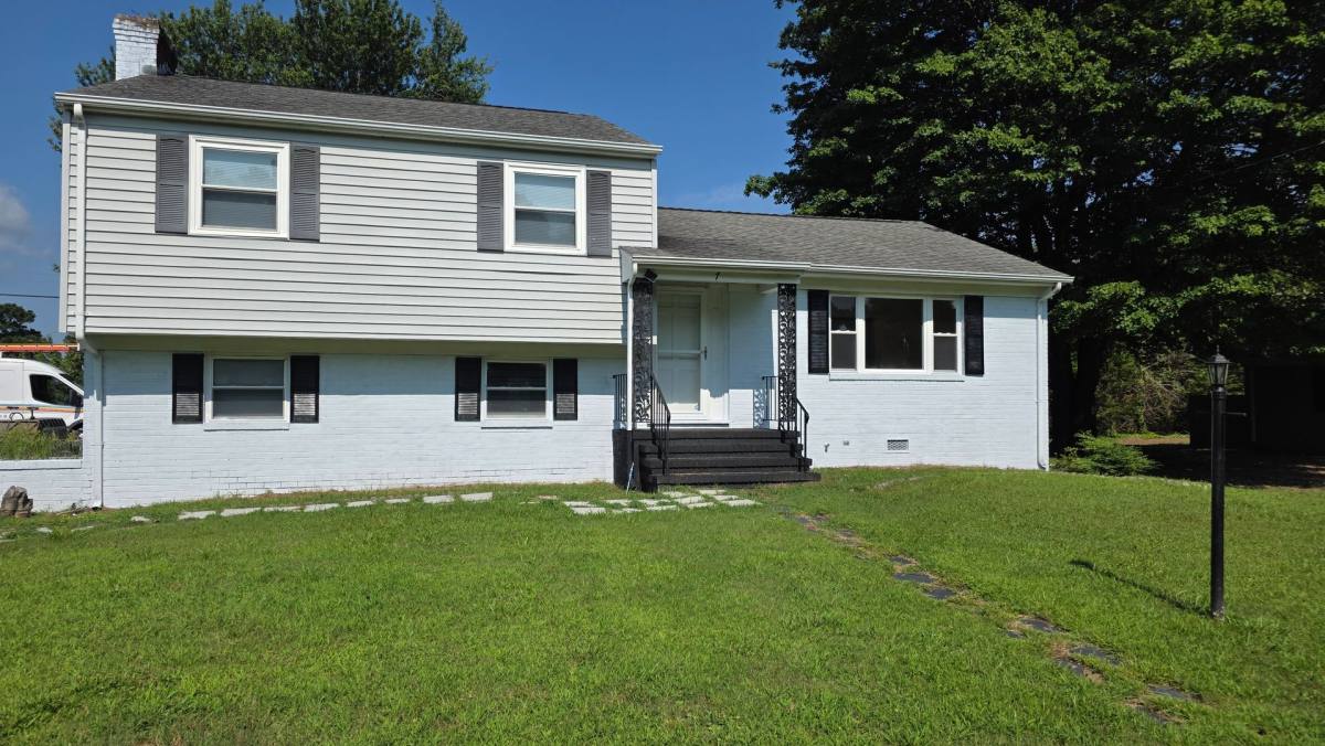 House for rent at 7 Norwood St, Kilmarnock, VA 22482