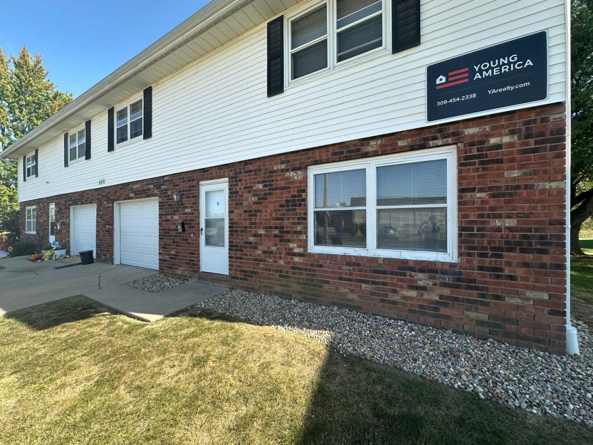 Townhouse for rent at 606 Arcadia, Bloomington, IL 61704