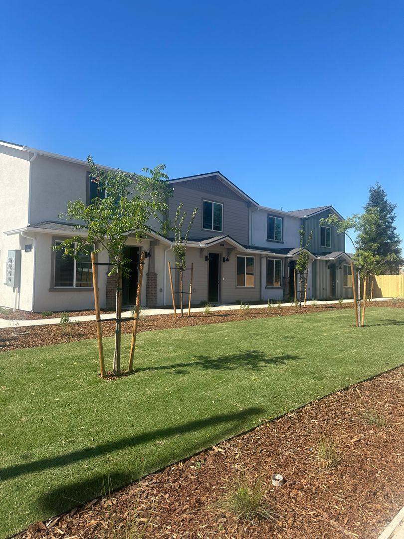 Townhouse for rent at 505 S Summit, Visalia, CA 93292