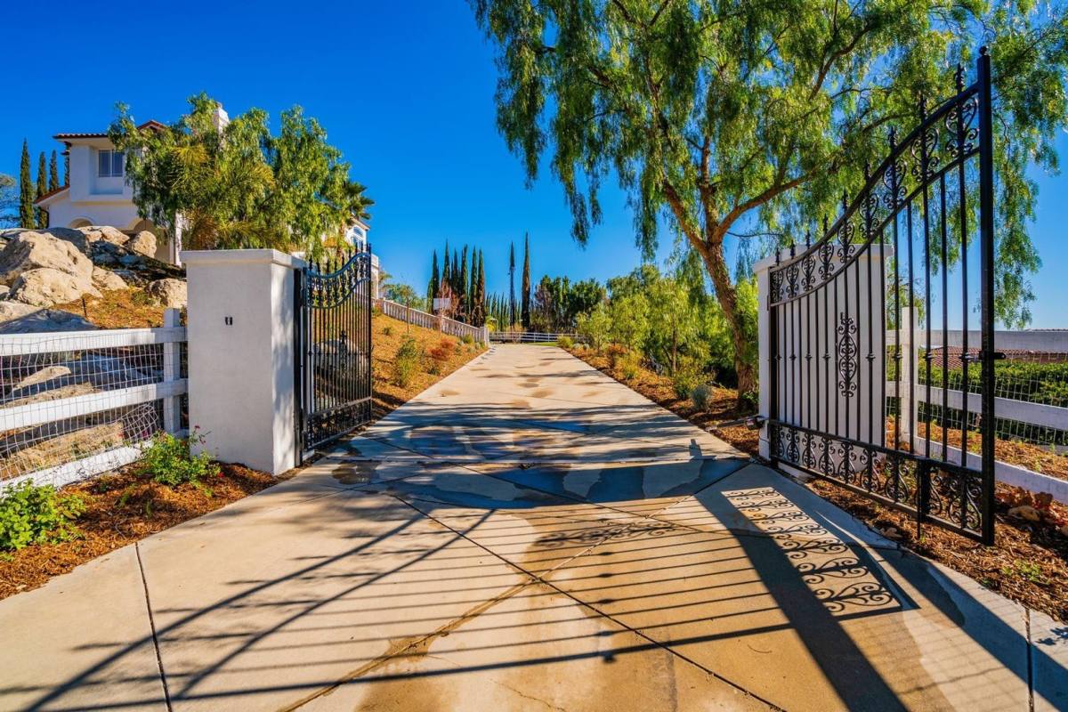 166 Dapplegray Rd, West Hills, CA 91307
