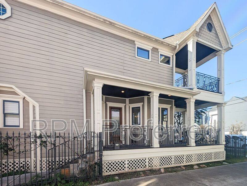 House for rent at 1126 W 17th St #B, Houston, TX 77008