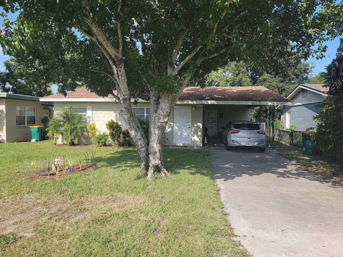 House for rent at 1285 Druid Place, Tavares, FL 32778
