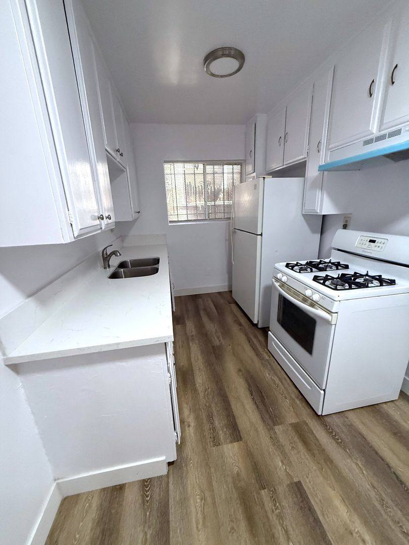 Apartment for rent at 1852-1854 Pacific Ave, Long Beach, CA 90806