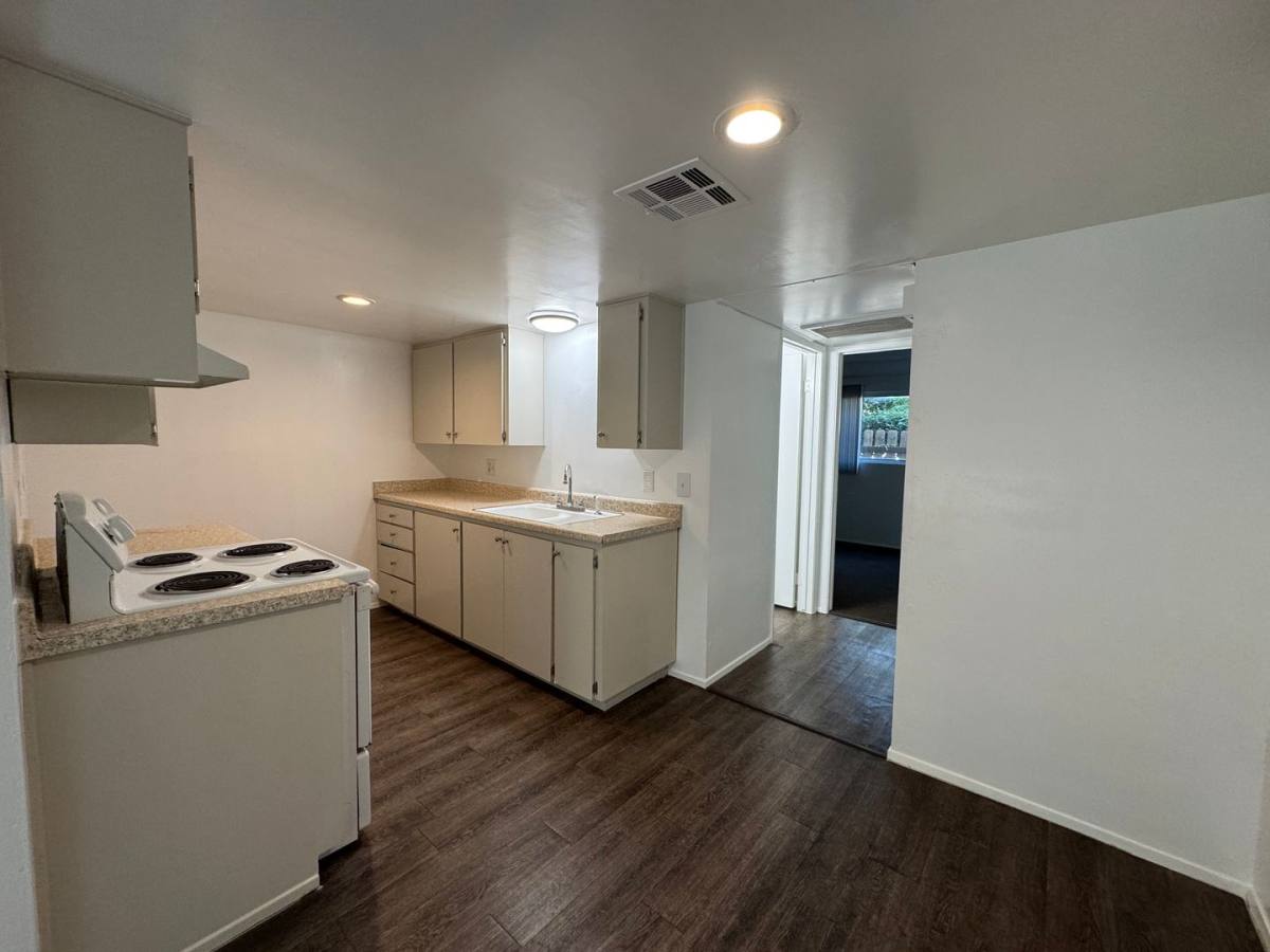 Apartment for rent at 814 17th St, Bakersfield, CA 93301