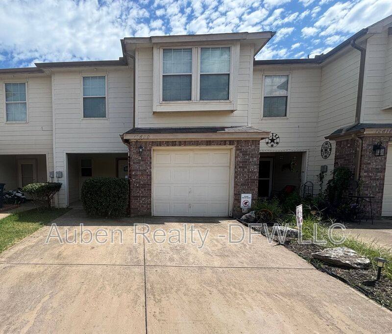 Townhouse for rent at 12620 Bay Ave, Euless, TX 76040
