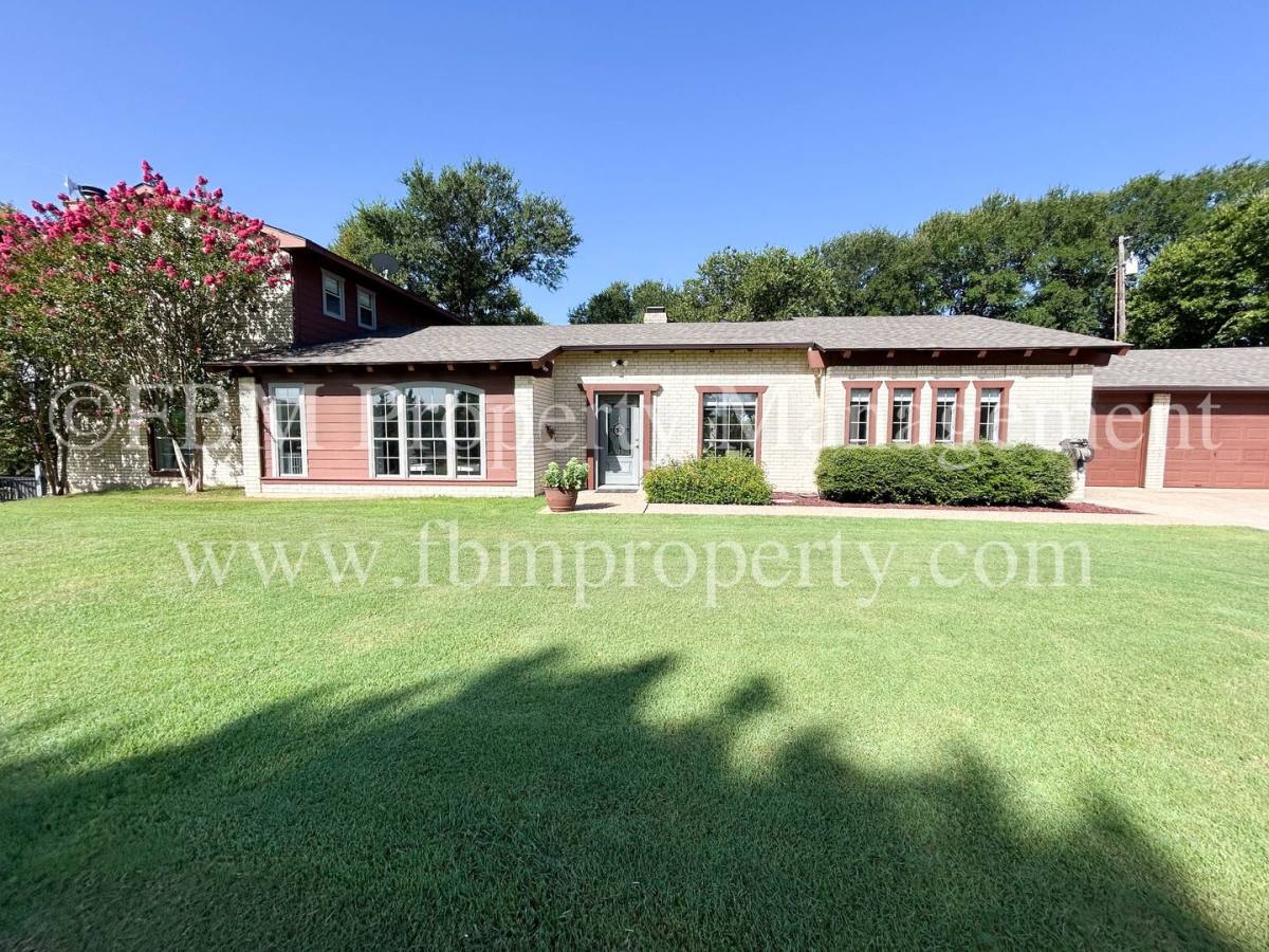 House for rent at 654 S Falling Leaves Dr, Waxahachie, TX 75165