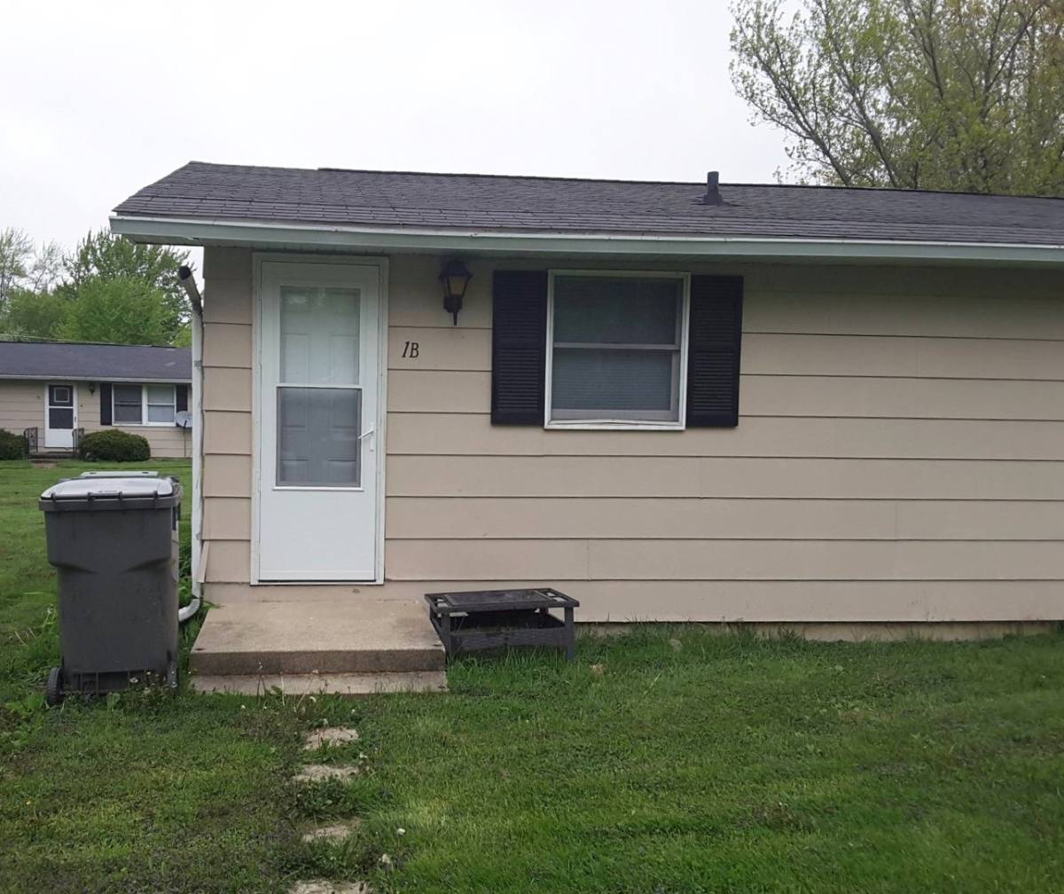 Apartment for rent at 302 E Lincoln St, Wakarusa, IN 46573