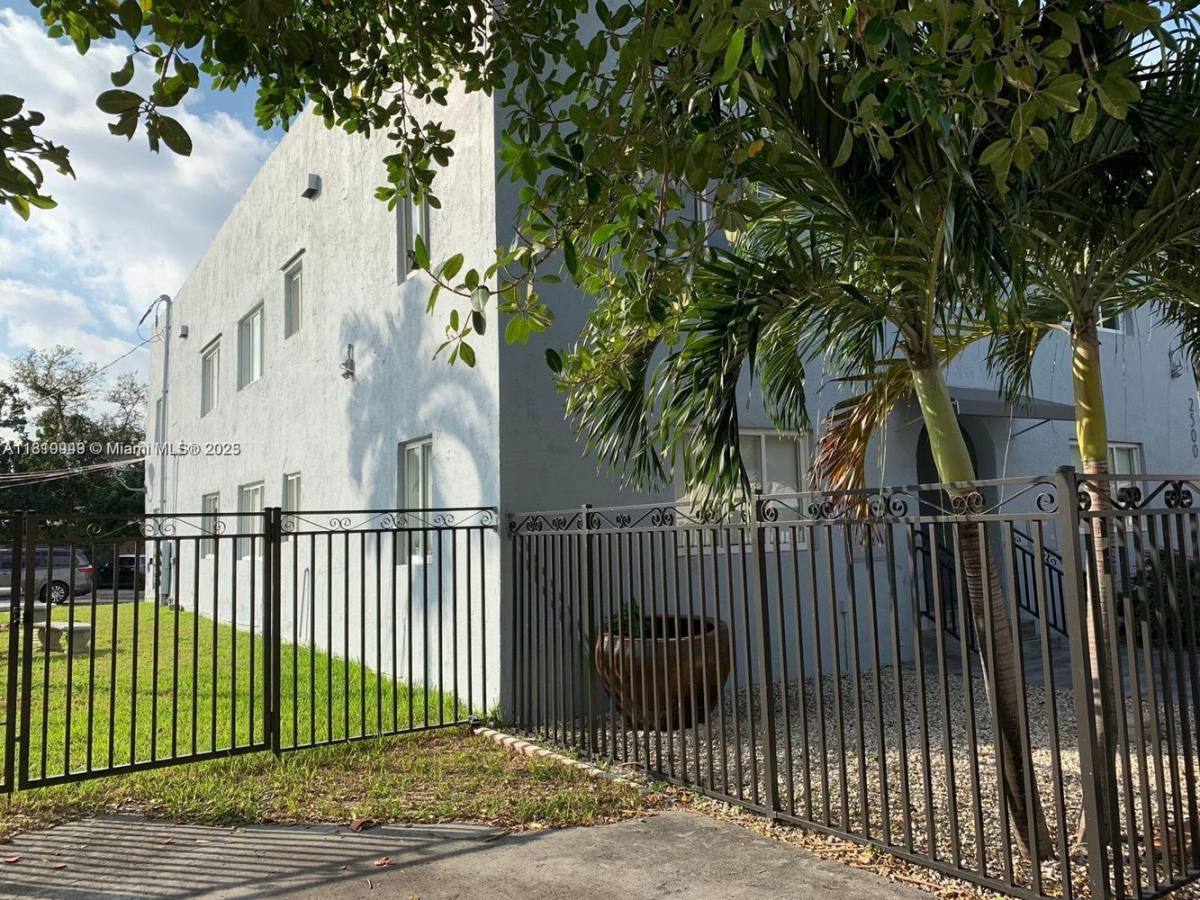 Apartment for rent at 2500 NE 192 St #2-2, Miami, FL 33180