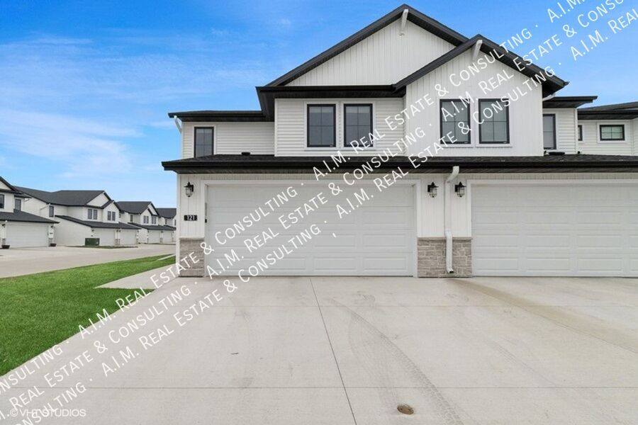 Townhouse for rent at 121 Buffalo Ave SW, Bondurant, IA 50035