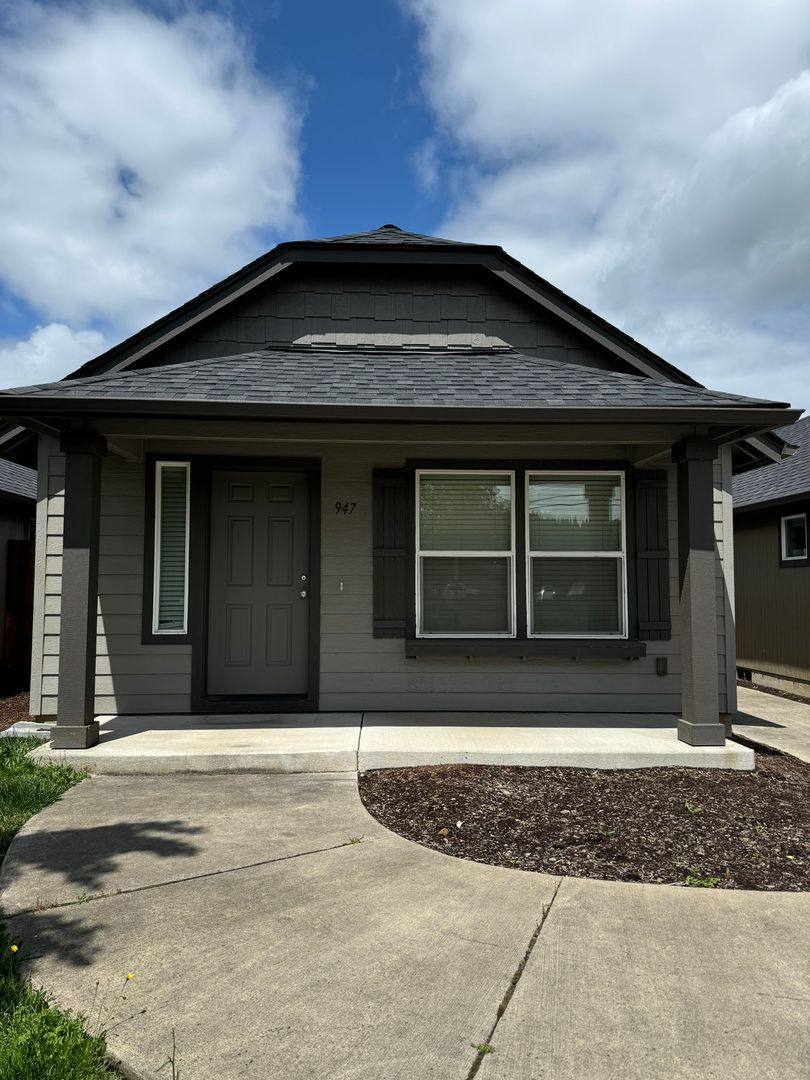 House for rent at 947 Pacific Highway 99 S, Cottage Grove, OR 97424