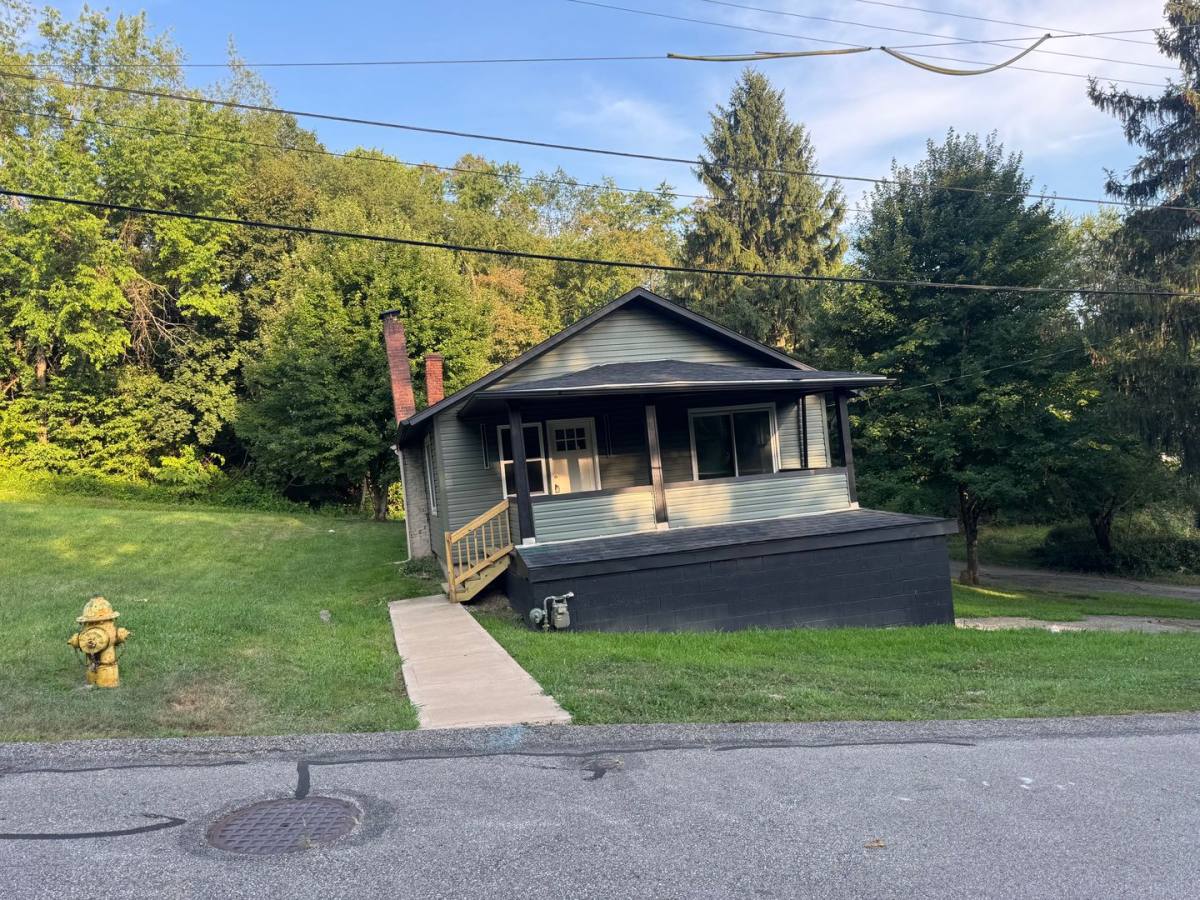House for rent at 2637 Woodlawn Dr, Monroeville, PA 15146