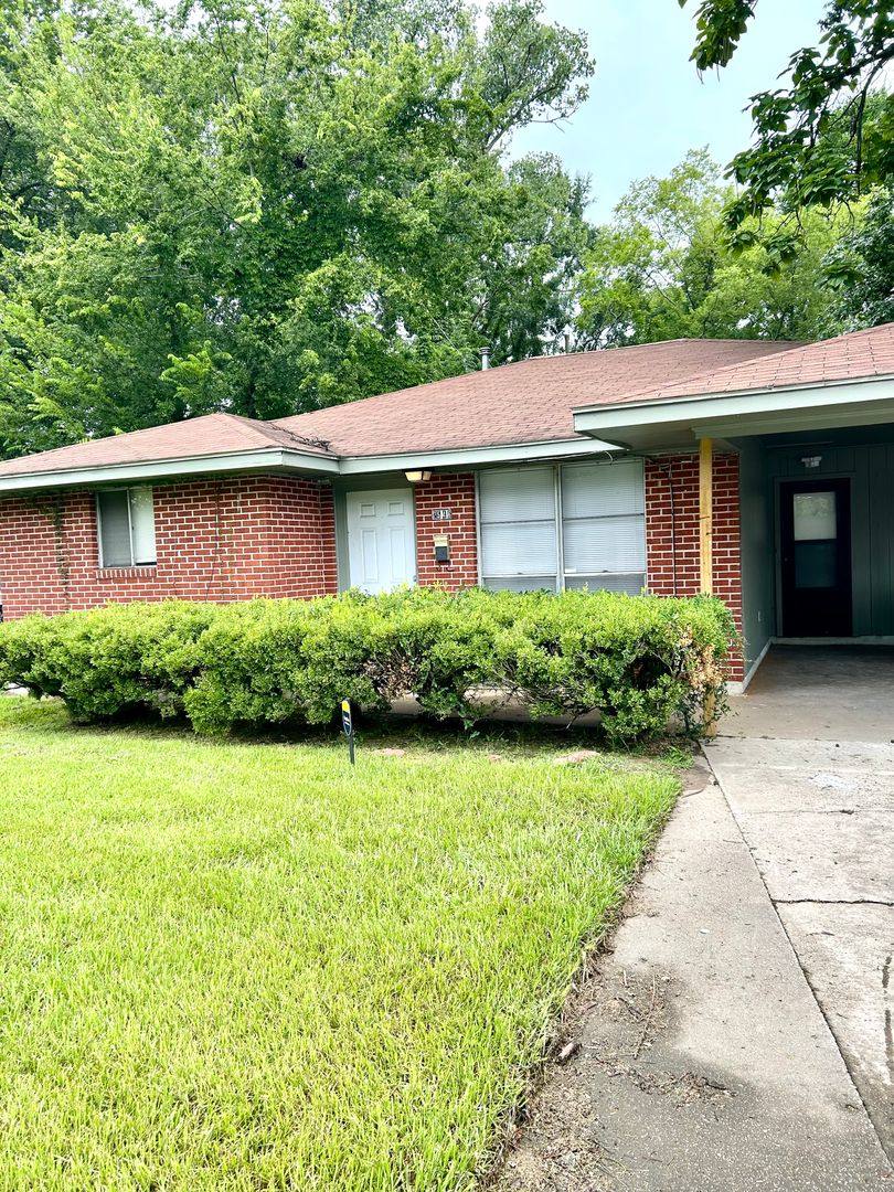 House for rent at 2546 College Dr, Baton Rouge, LA 70808