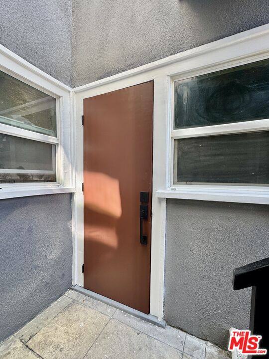 Apartment for rent at 5520 Franklin Ave #1 2-1 2, Los Angeles, CA 90028