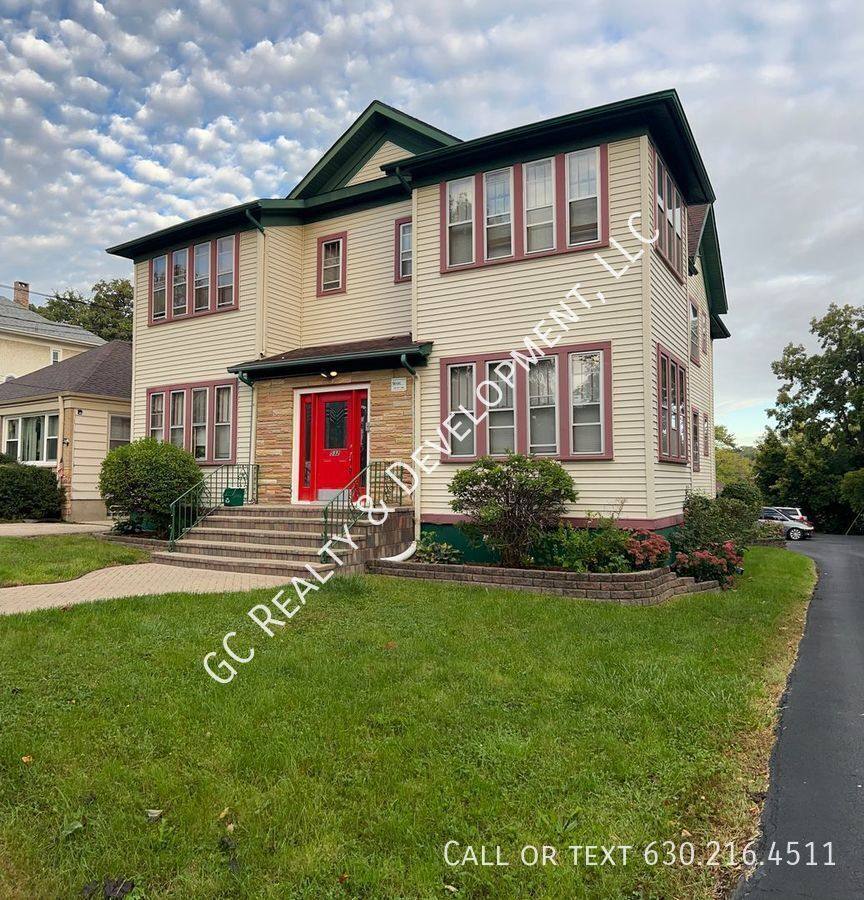 Apartment for rent at 532 S St #3, Elgin, IL 60123