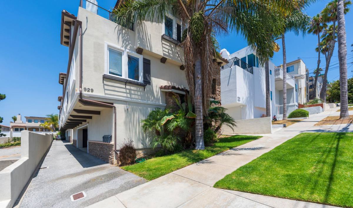 Townhouse for rent at 931 1st St, Hermosa Beach, CA 90254