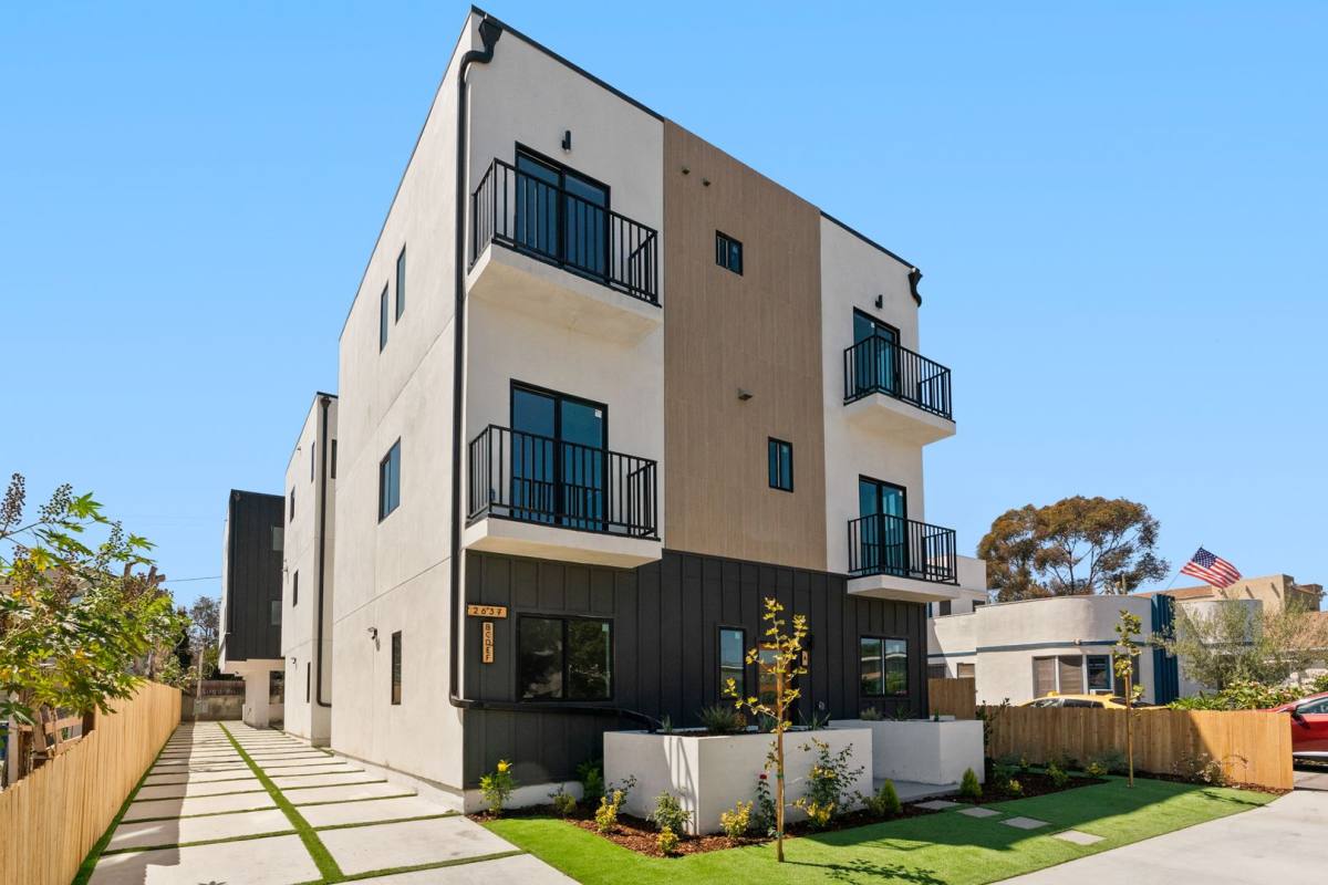 Townhouse for rent at 2637 S Garth Ave, Los Angeles, CA 90034