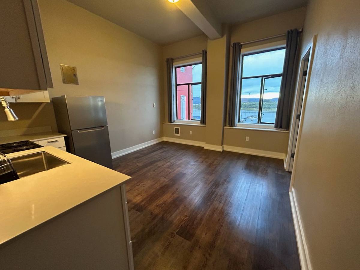 Apartment for rent at 275 N Broadway, Coos Bay, OR 97420