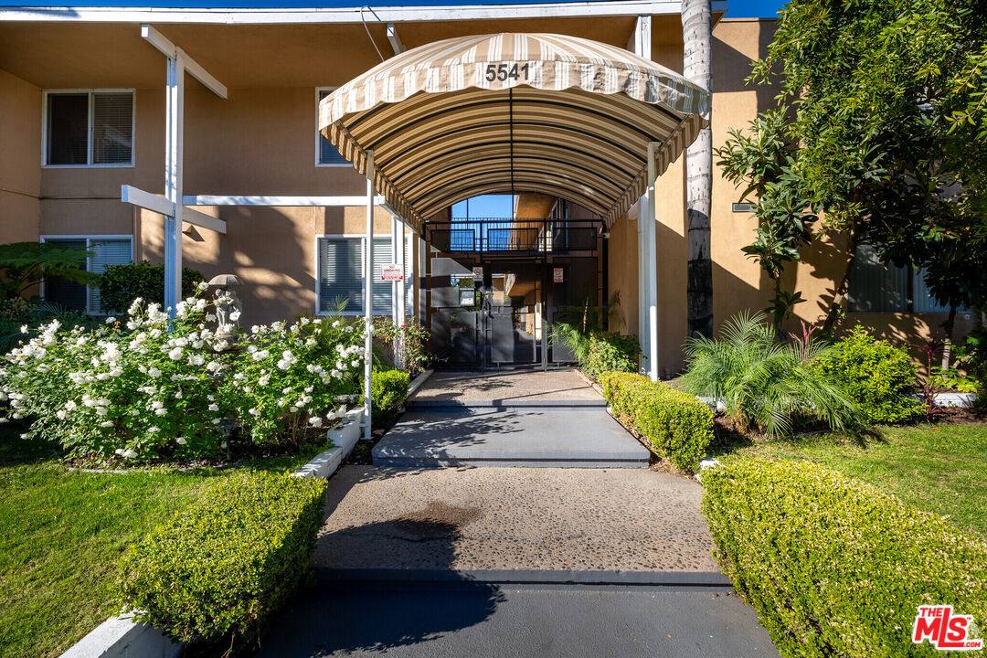 Apartment for rent at 5541 Newcastle Ave #18-18, Encino, CA 91316