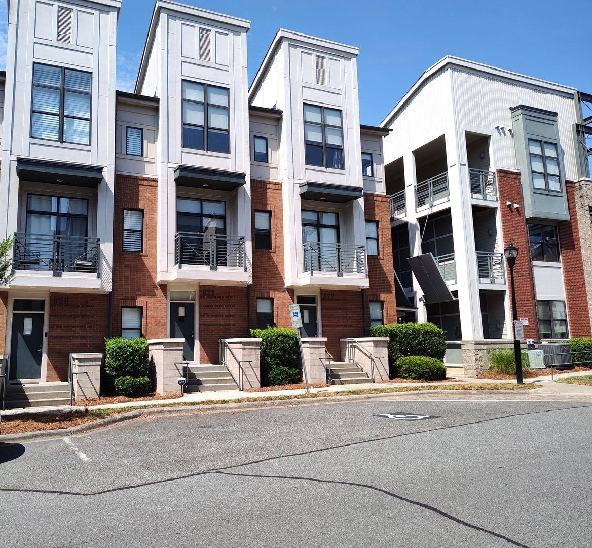 Townhouse for rent at 926 E 8th St, Charlotte, NC 28205