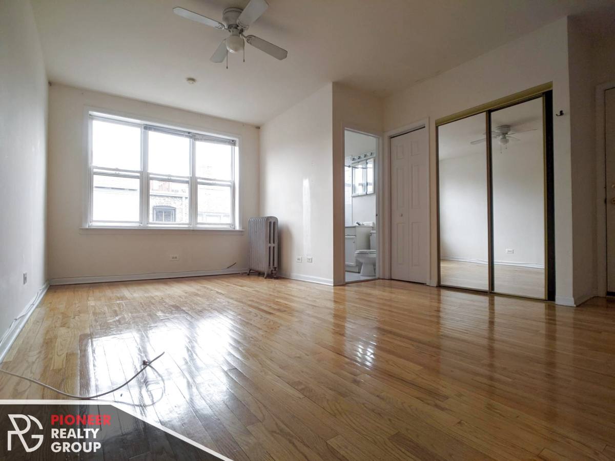 Apartment for rent at 910 W Dakin St, Chicago, IL 60613