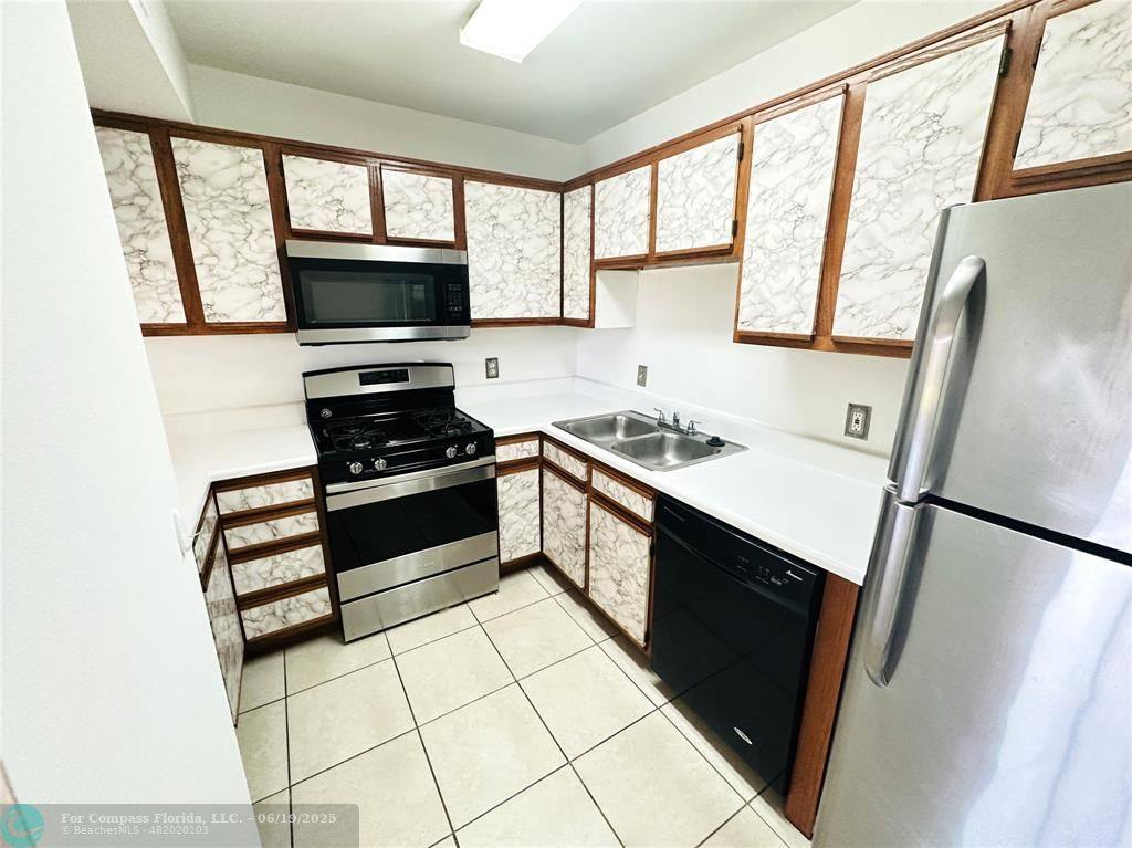 Apartment for rent at 15290 SW 106th Lane #333, Miami, FL 33196