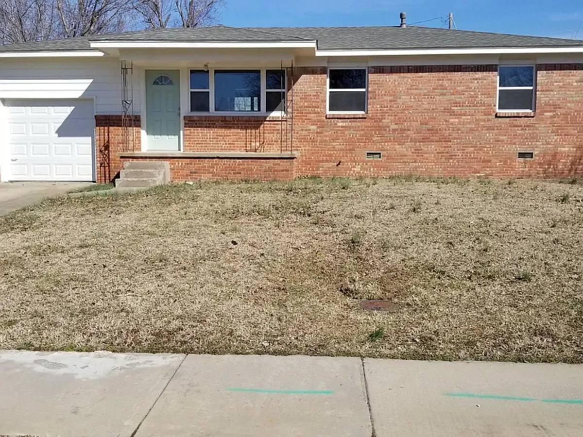 House for rent at 301 E 11th St, Owasso, OK 74055