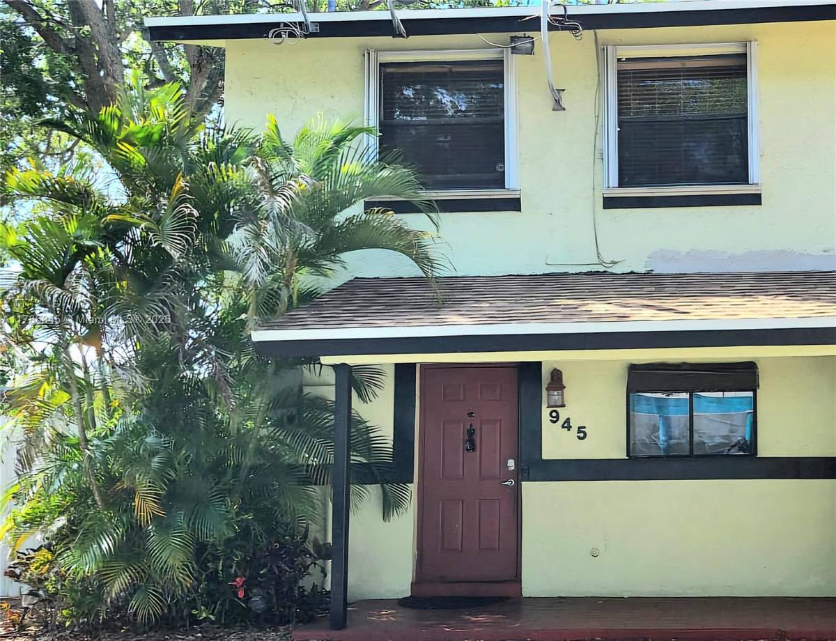 Townhouse for rent at 945 SW 8th St #1, Hallandale, FL 33009