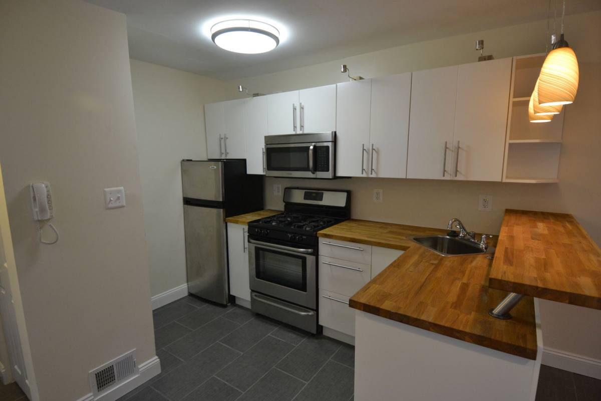 Apartment for rent at 326 S 16th St #1R, Philadelphia, PA 19102