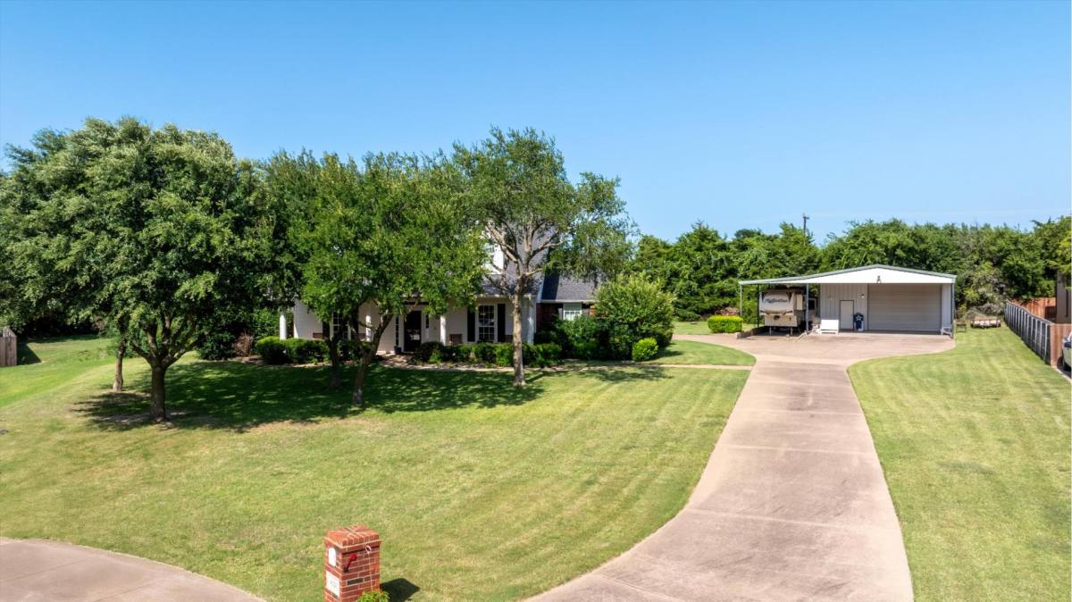 House for rent at 4020 Zachs Court, Midlothian, TX 76065