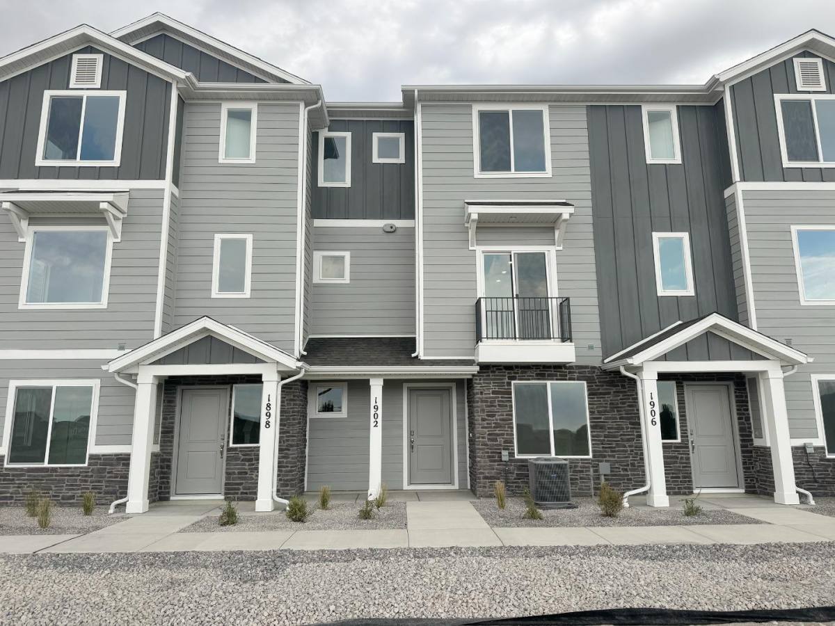 Townhouse for rent at 1902 E Thunder Lane, Eagle Mountain, UT 84005