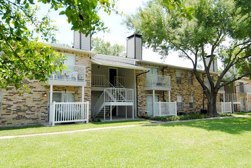 Apartment for rent at 2500 Guerrero Dr, Carrollton, TX 75006