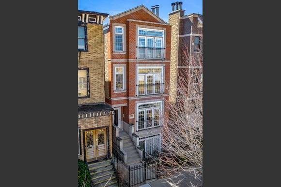 Apartment for rent at 1103 W Cornelia Ave, Chicago, IL 60657