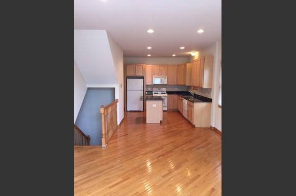 Apartment for rent at 1103 W Cornelia Ave, Chicago, IL 60657