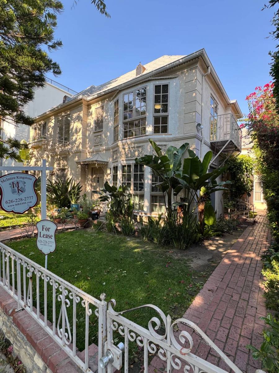 Apartment for rent at 354 S Reeves Dr #A, Beverly Hills, CA 90212